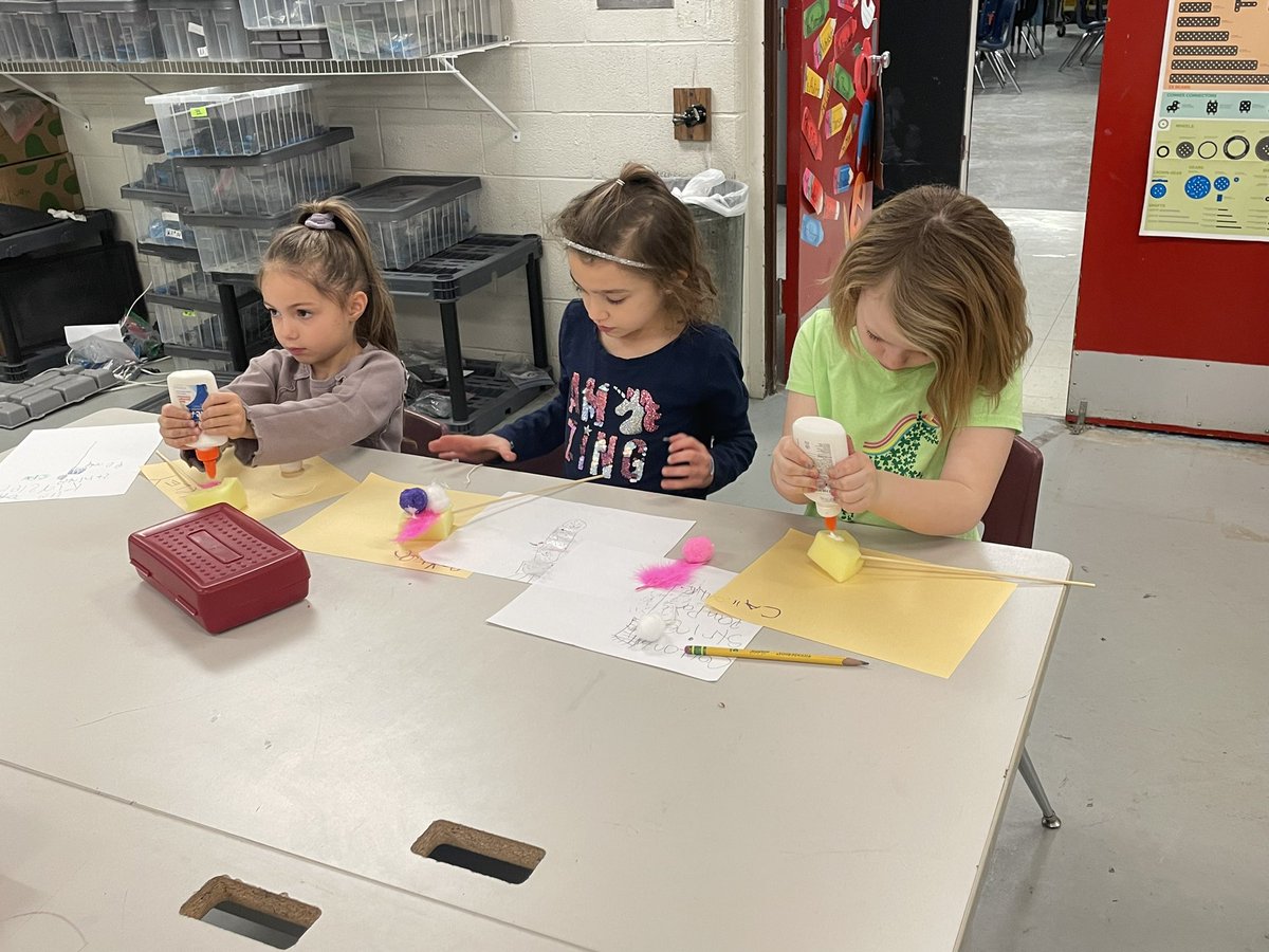 biggnit's tweet image. @CCSredwolves @ClintonMIEl @CESPrincipalAJ @ccs_super @PLTWorg @MurrayScience Kdg Ss working on their “Paintbrush” final projects for “Structure &amp;amp; Function” love this day!! #PLTWLaunch used their drawn designs from their previous class.