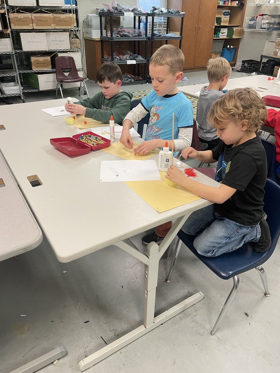 biggnit's tweet image. @CCSredwolves @ClintonMIEl @CESPrincipalAJ @ccs_super @PLTWorg @MurrayScience Kdg Ss working on their “Paintbrush” final projects for “Structure &amp;amp; Function” love this day!! #PLTWLaunch used their drawn designs from their previous class.