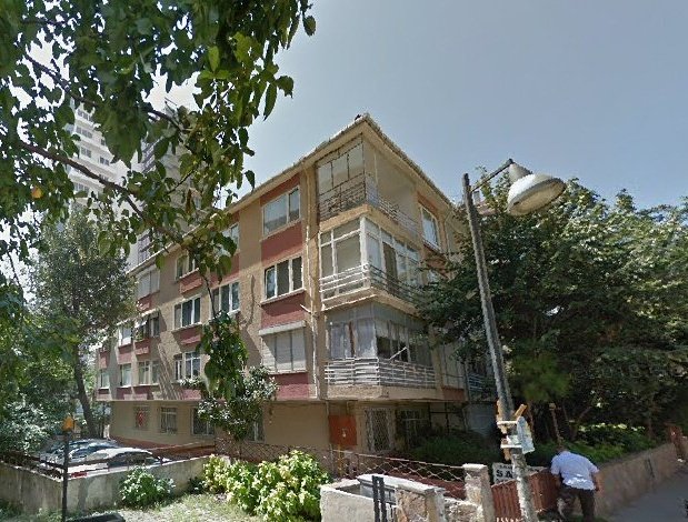 matruskaninhici's tweet photo. Gözlerime inanamamam çok saçma geliyor her gün onlarca benzer örneği görmem nedeniyle ama yine de şaşırıyor insan İstanbul'a yapılan kolektif kötülüğe. Kentsel zorbalığın şiddeti günden güne artıyor ve tüm bunlar kanunlara uygun şekilde yapılıyor. Şaka gibi her şey.

@ Erenköy. https://t.co/WfsVNYTvhA