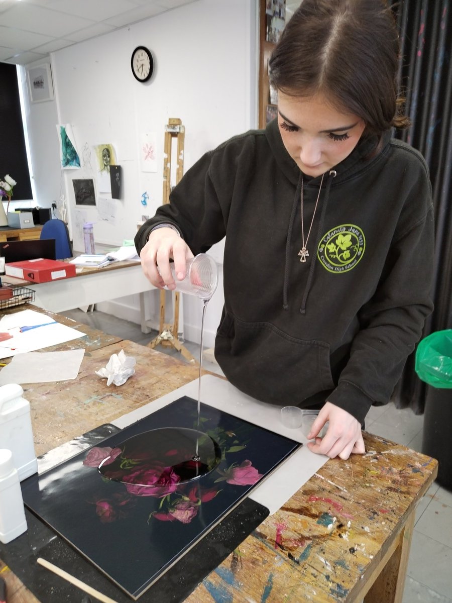 croydonhighart's tweet photo. What a week! 50 hours of mock exams and finishing off with these wonderful year 13s 🎨 #CreativityTakesCourage @croydonhighart @CroydonHigh @Artsmarkaward #AspireWithoutLimits #Art  #EveryGirlEveryDay #Proud https://t.co/FJ56BMFNy6