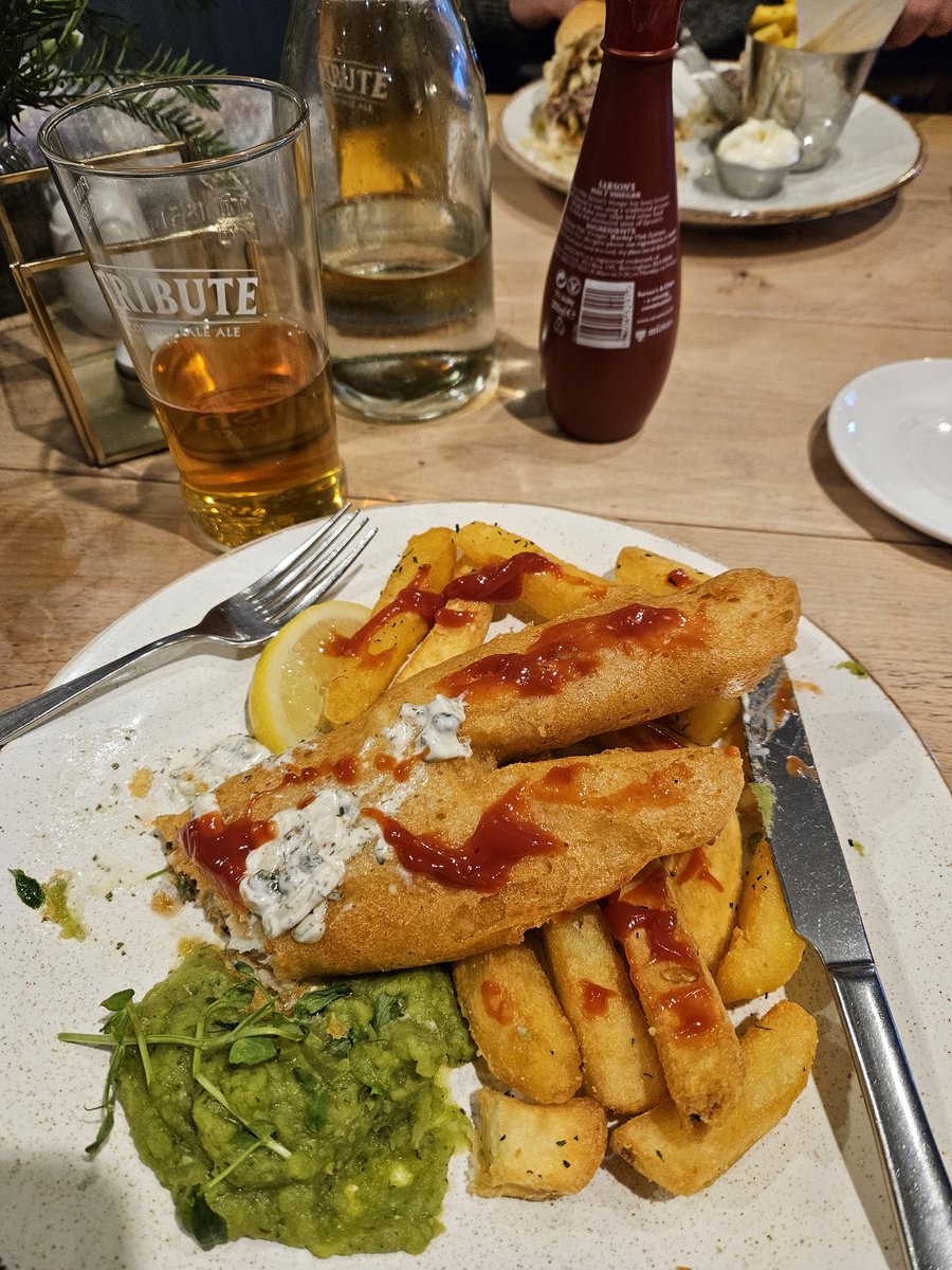 Annual Christmas meet up with my buddy Paul. I went for the traditional Christmas fare...fish, chips & mushy peas. All washed down with a Tribute bitter shandy! 🤣🎅#jackdawpub #denton #countrypub #friend #Christmas