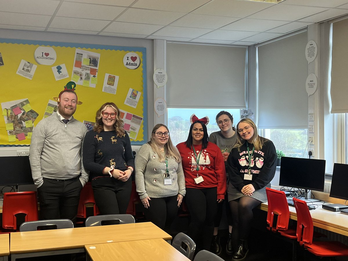 #ChristmasJumperDay in the Humanities faculty today 🎄🎁