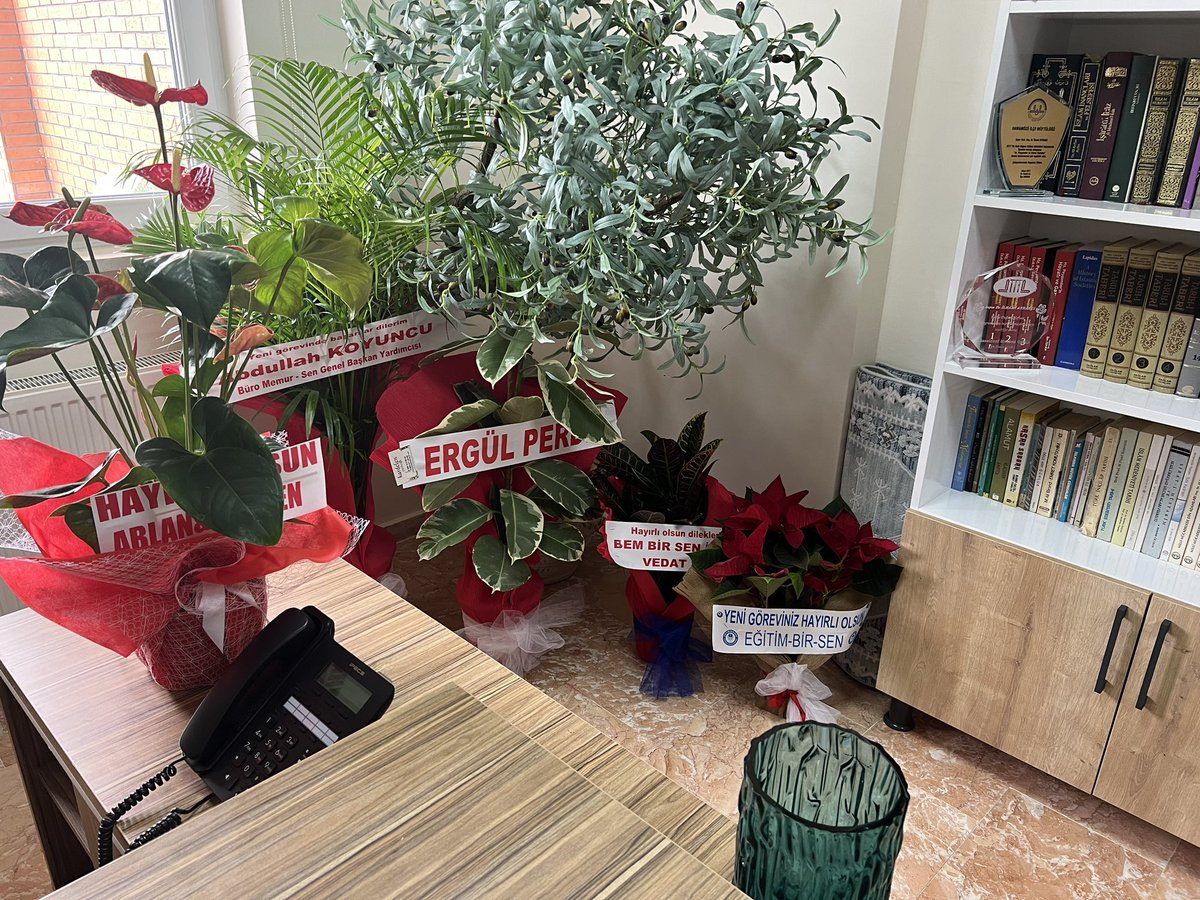 Sayın Rektörümüzü ziyaret ettikten sonra İlahiyat Fakültesindeki görevimize başladık. Çayımız ve şekerimiz hazır, dostlarımızı bekleriz. Saygılarımızla.