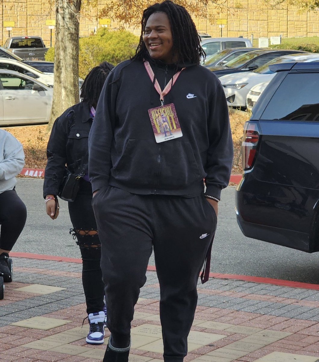 Three-Star DL <a href="/DNasWhite05/">D’Nas “Debo” White</a> arriving at #FSU this morning.