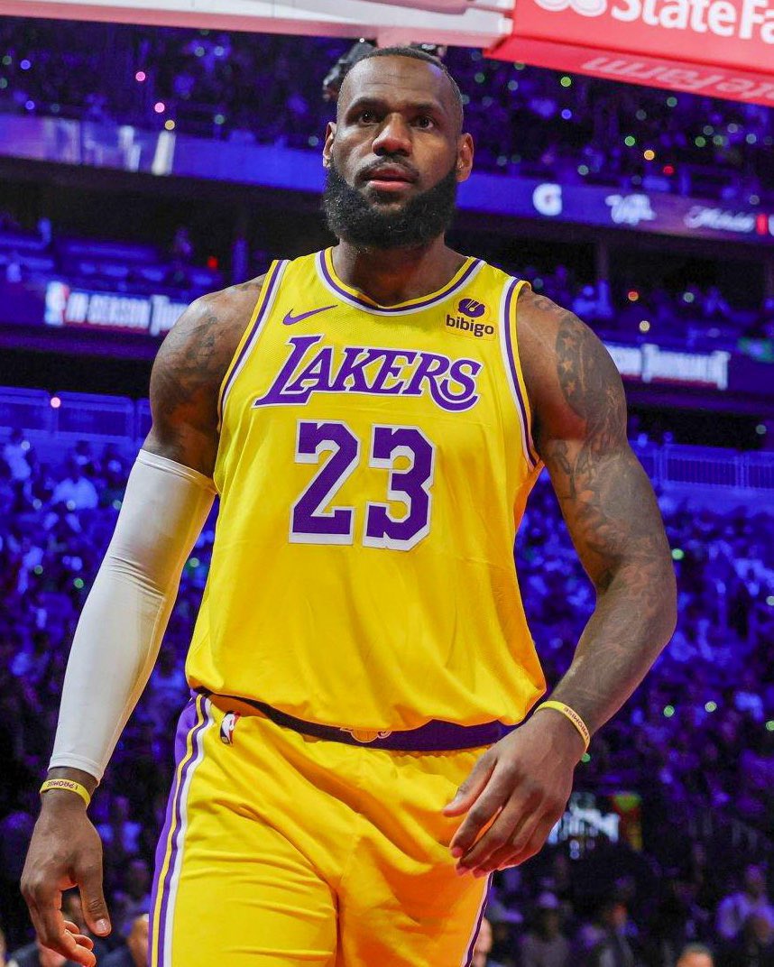 LeBron James tornou-se o primeiro jogador a apontar 30+ pontos, 5+ assistências e 5+ ressaltos em menos de 23 minutos.

Ano 21 e continua a bater recordes 👑