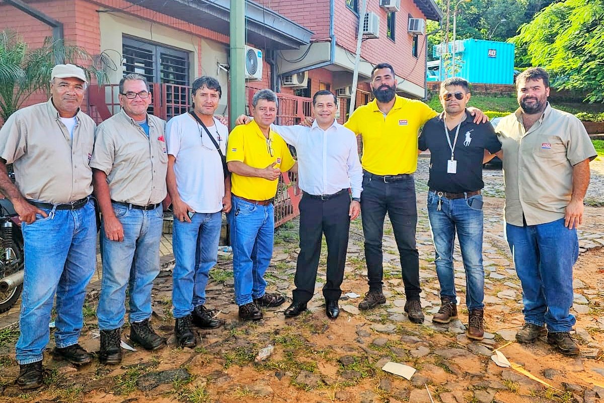 FelixSosaPy's tweet photo. Desde la ANDE acompañamos la festividad de la Virgen de Caacupé, garantizando la seguridad y comodidad de los miles de peregrinantes iluminando el camino de la fe. 

Agradezco a todos los compañeros por el trabajo duro y en equipo, cuidando todos los detalles y de manera exitosa. https://t.co/GIgTR33wJh