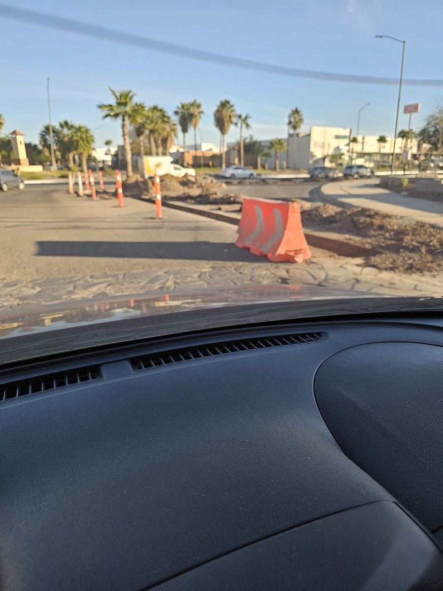 lvegac1979's tweet photo. Es un abuso lo que estan haciendo en la salida de Corceles. Por favorecer una plaza comercial nos estan robando el espacio para salir al Blvd. Colosio... @tonoastiazaran @CIDUE_HMO @HermosilloGob https://t.co/UW0ayFsWiE