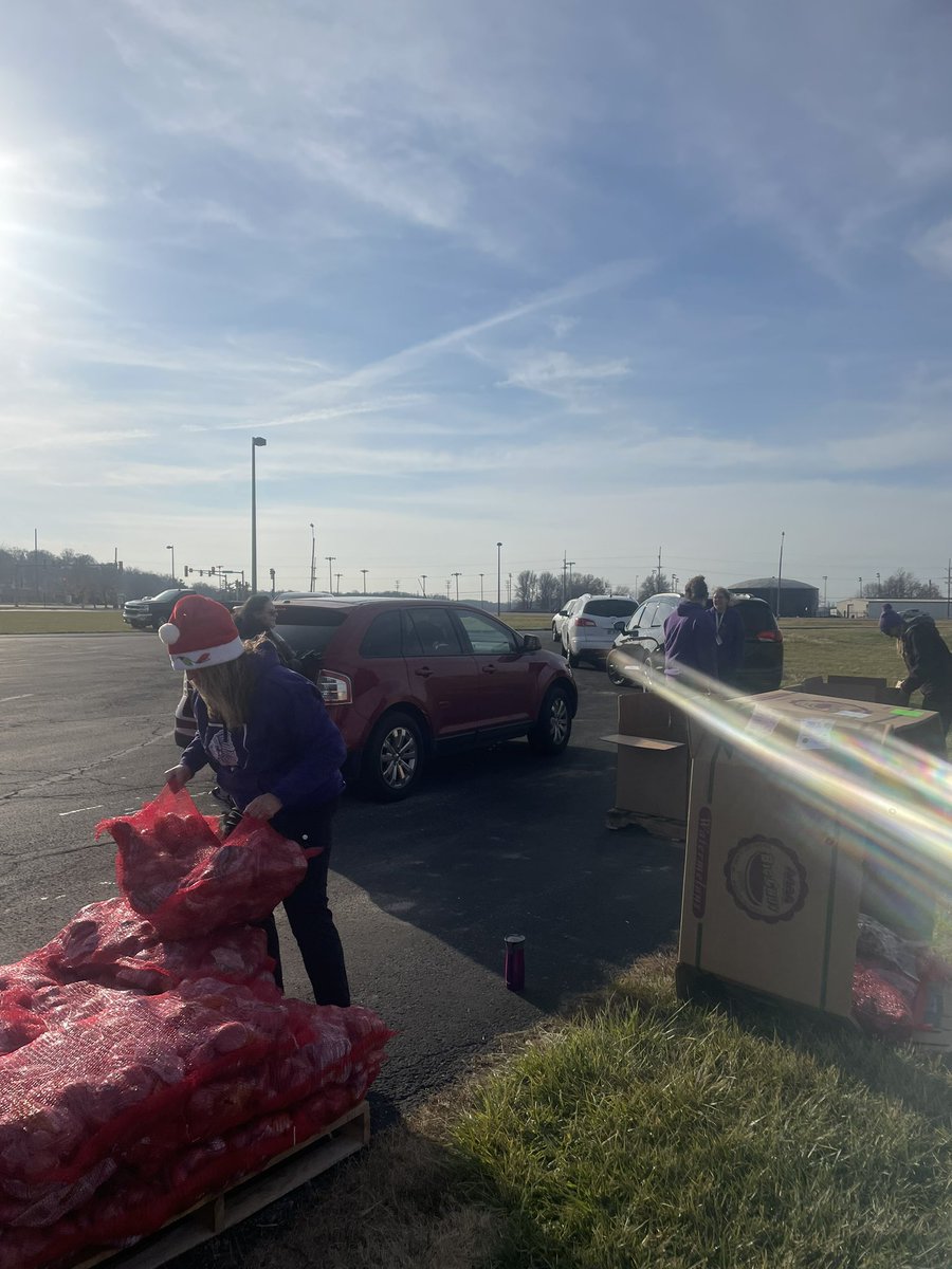 Thankful for our amazing mobile market crew/Santa’s helpers today! Thank you <a href="/STLFoodbank/">St. Louis Area Foodbank</a> for your ongoing partnership to support our community! #thekahokway