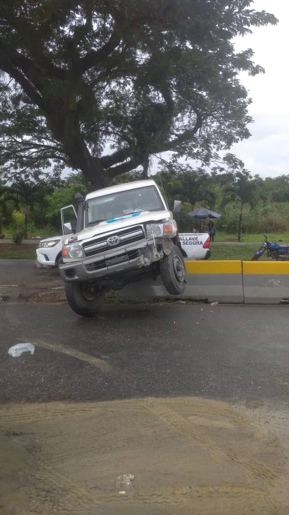 #Miranda En horas de la mañana, delincuentes robaron una Toyota Land Cruiser, Chasis Largo, perteneciente a TransMiranda en Turumo, municipio Sucre. El conductor fue bajado de la camioneta y los sujetos se llevaron a su acompañante con el vehículo. 
A través del GPS se realizó