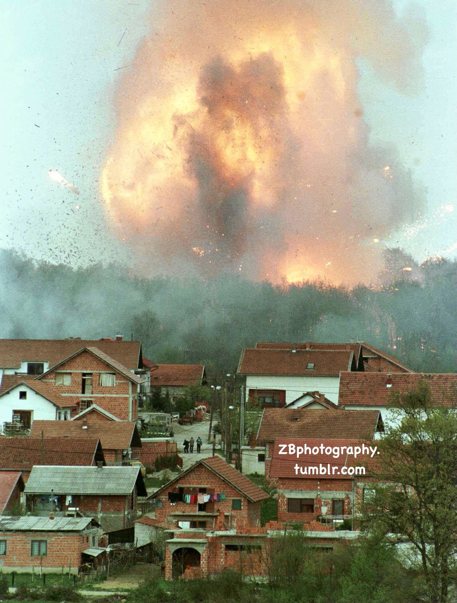 From my archive 📷📸: An #explosion of an army ammunition warehouse near Zagreb during the war in Croatia in 1994. For more details: tumblr.com/zbphotography/…
#photography #photojournalism #war