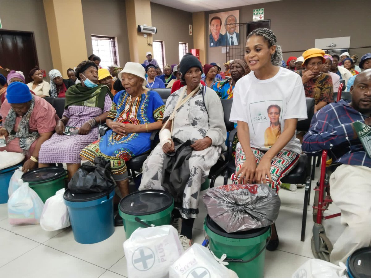 ColleenMakhub's tweet photo. Elders have a wealth of stories and experiences to share. Today we took time to listen and learn from them.
@SARA_POLITICS is HERE!
#BirthOfANewNation
#BuildingWorldClassAfricanCitizens
#PresidentOfThePeople
#ahifaninavanwani https://t.co/jAOlwHHMKp