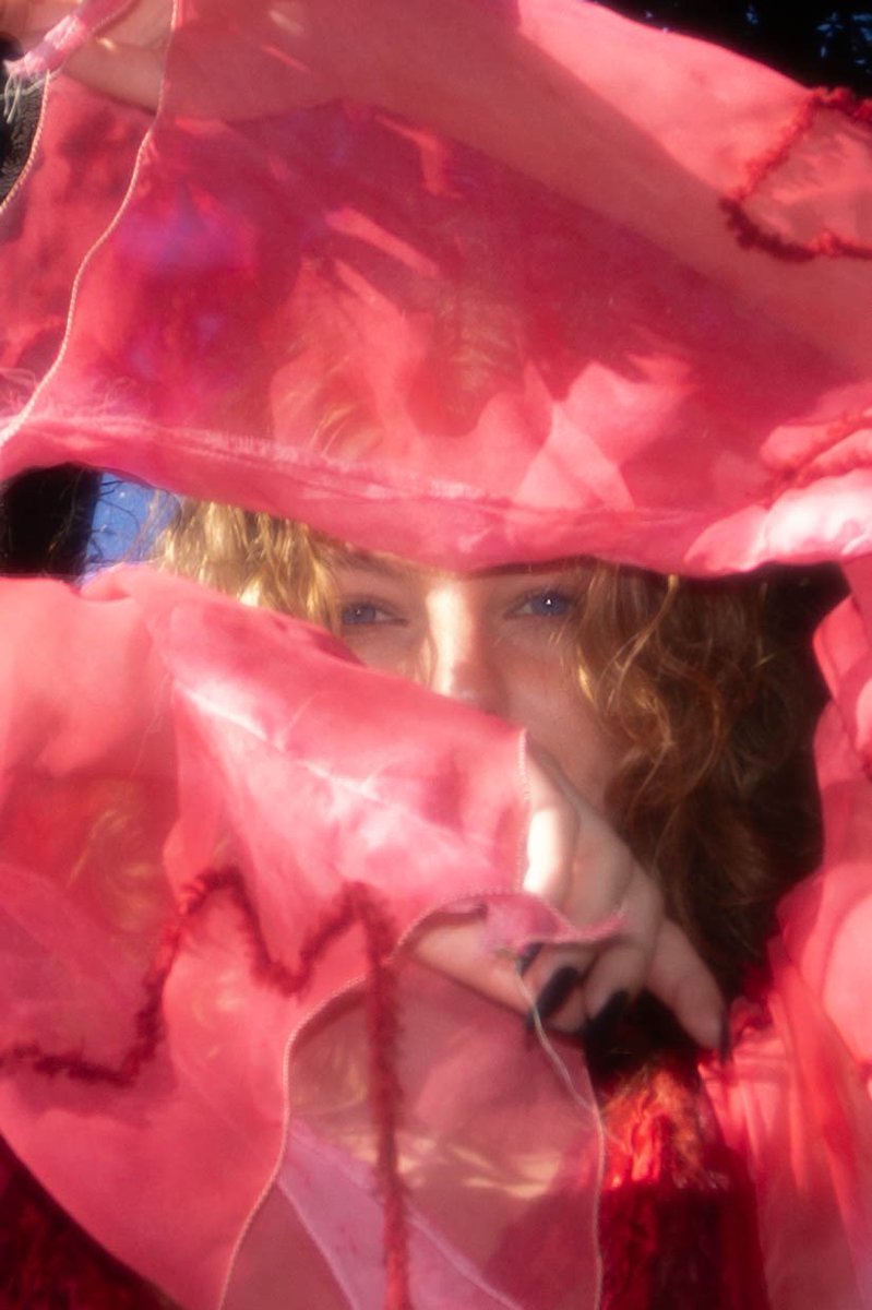 Le clip arrive à 18h00, je tiens plus en place, j’suis un sourire ambulant 

Mon jeune frère @seraph440 à la réal, trop fière