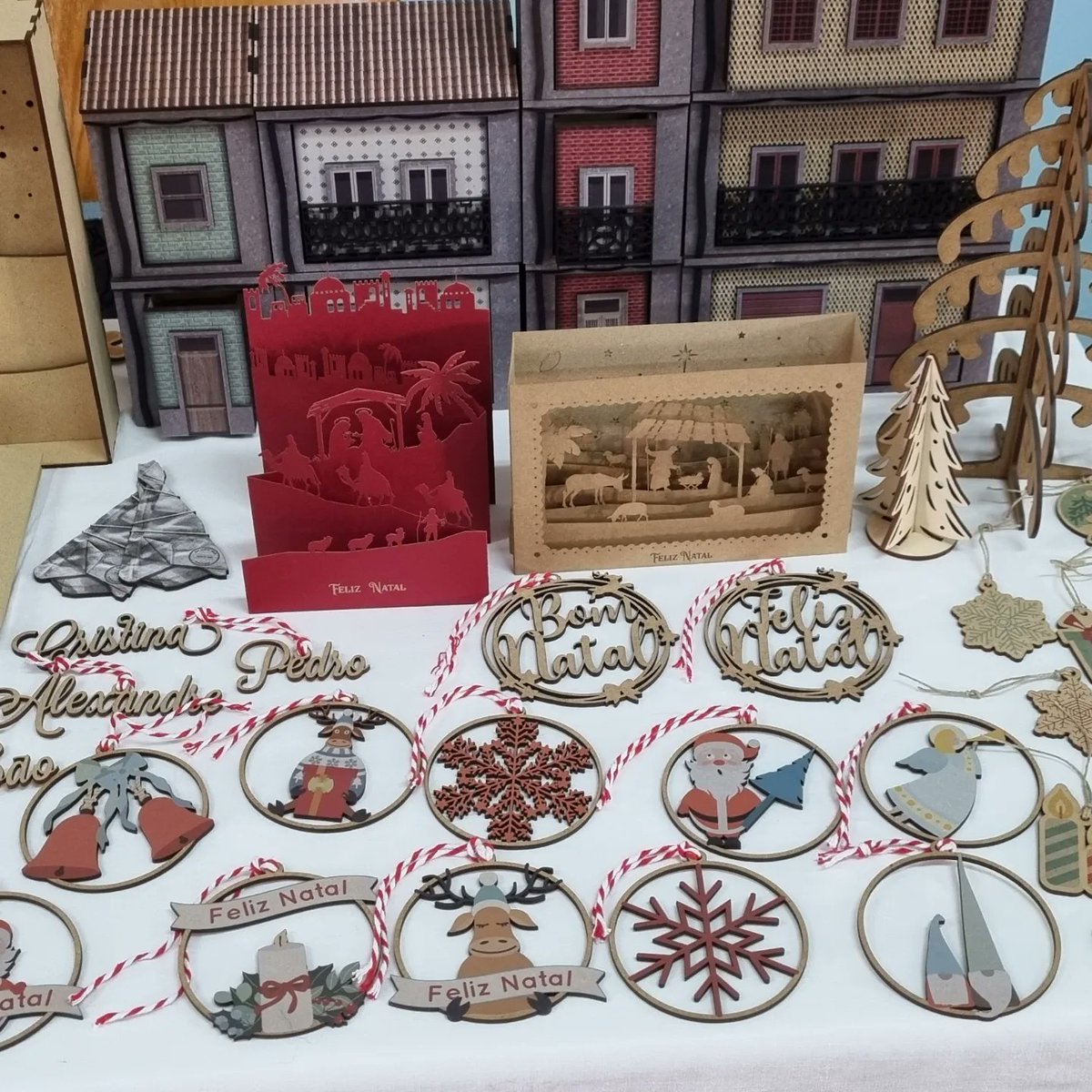 Oficina_ID's tweet photo. Feirinha de Natal no Terreiro de Santa Mafalda em Arouca hoje até às 18h, amanhã das 14h às 18h e domingo das 10h às 18h! Até já!!
#oficinaid #creativestudio #artesanatocontemporaneo #compreportugues #prendasdenatal https://t.co/rJn6YgmZaE