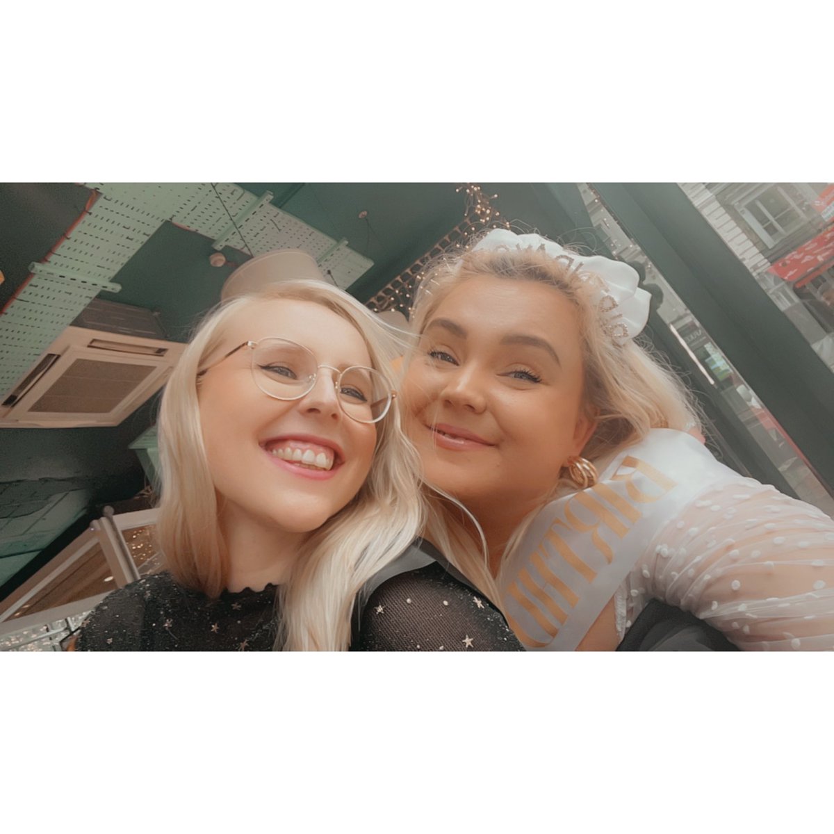 ambeeerjaay's tweet photo. 1 day until we are on that flight to winter wonderland✈️💫 https://t.co/qxUWFfSUud