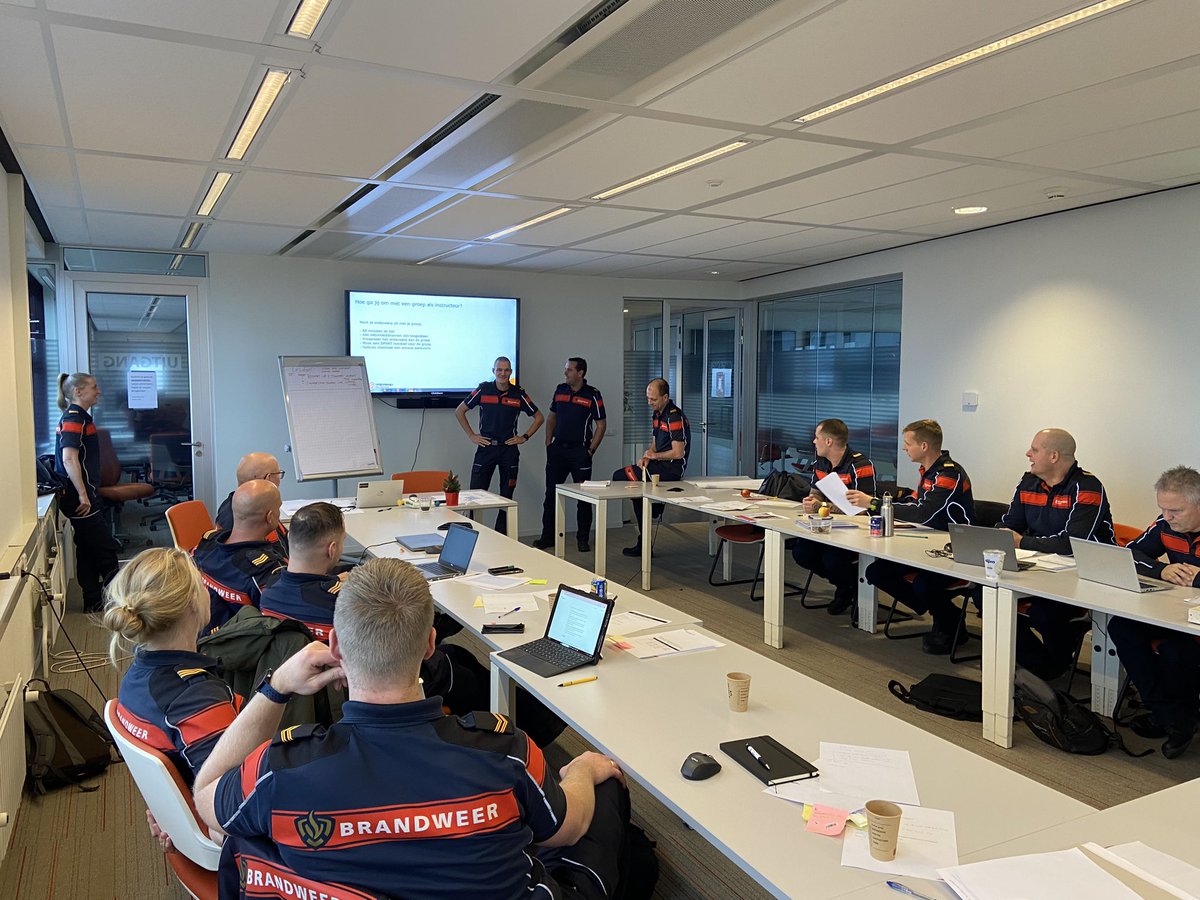 Peety887's tweet photo. Weerstand, groepsdynamiek, jouw rol als instructeur, leer voorkeuren, differentiëren en grenzen stellen. Een paar van de onderwerpen die vandaag aan bod kwamen bij de leergang instructeur. Mooie dag met een groep toekomstig instructeurs. https://t.co/L6T9yNXP8F