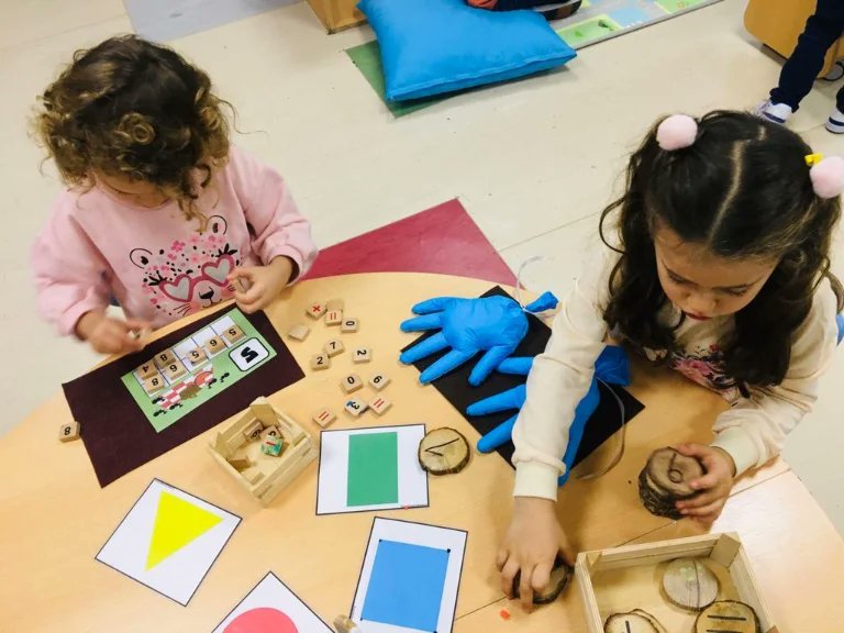 GROW-B öğrencilerimiz Matematik ve Bilimde Büyük Keşifler dersinde artık materyaller ile sayı çalışması yaptılar.
#uğurluolmak 💜