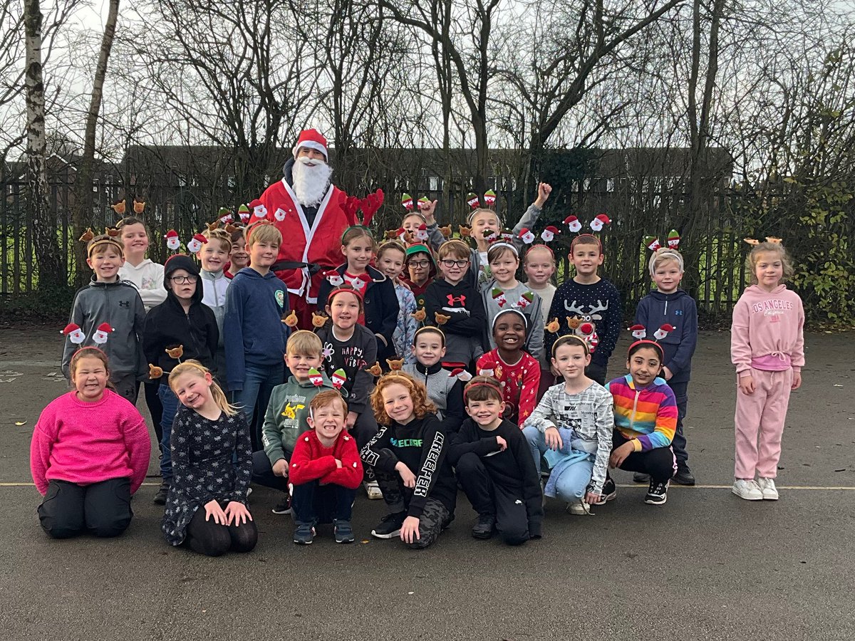 StBernardsep's tweet photo. Team 3 have had a festive day today taking part in the Father Christmas run to raise money for charity! 🎅@HospiceGS #StBsisactive #StBsCharityRun https://t.co/toEbiS7U5L