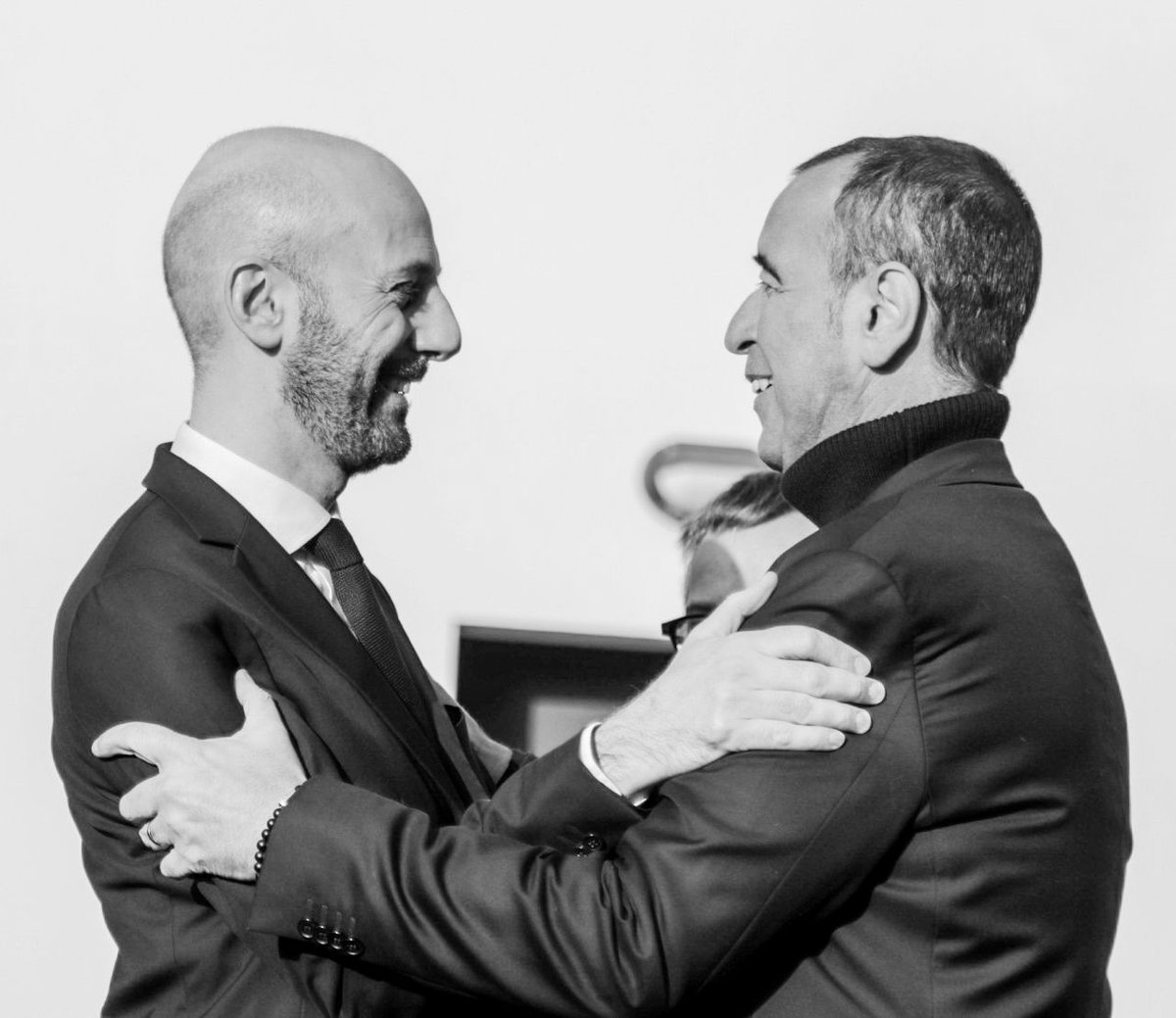 ➡️France Services à Lannion : C’est inauguré avec <a href="/StanGuerini/">Stanislas Guerini</a> . 

Ici, dès le 1er Janvier, comme dans les 2700 autres espaces 🇫🇷services, Ma Prime Rénov, Ma Prime Adapt, Chèque énergie seront dans bouquet de services mis à dispositions de nos concitoyens. 
👍Merci aux agents.