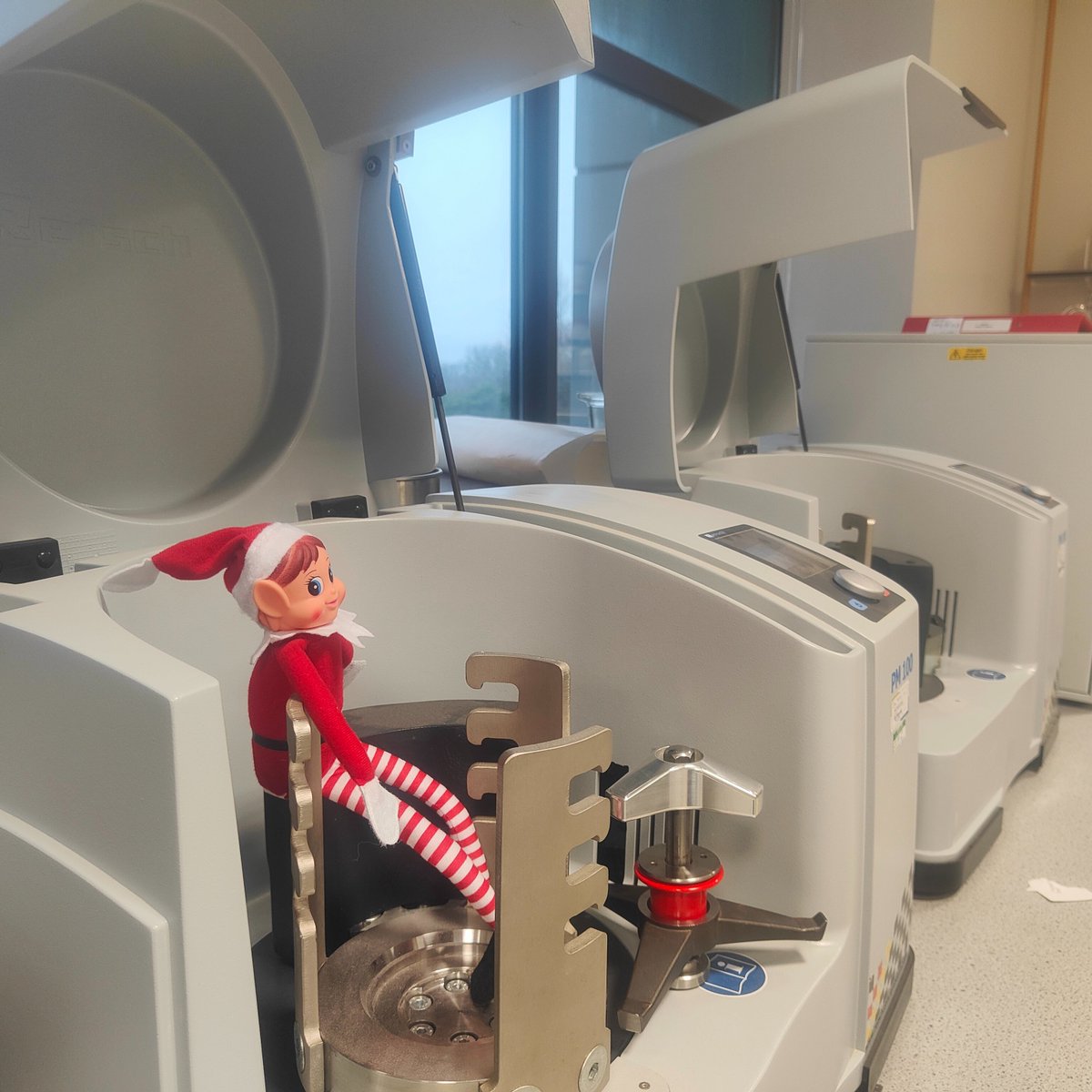 #ElfonTheShelf in our laboratories using the ball mills - I hope he has his #COSHH and #riskassessments up to date!

#WeAreUU