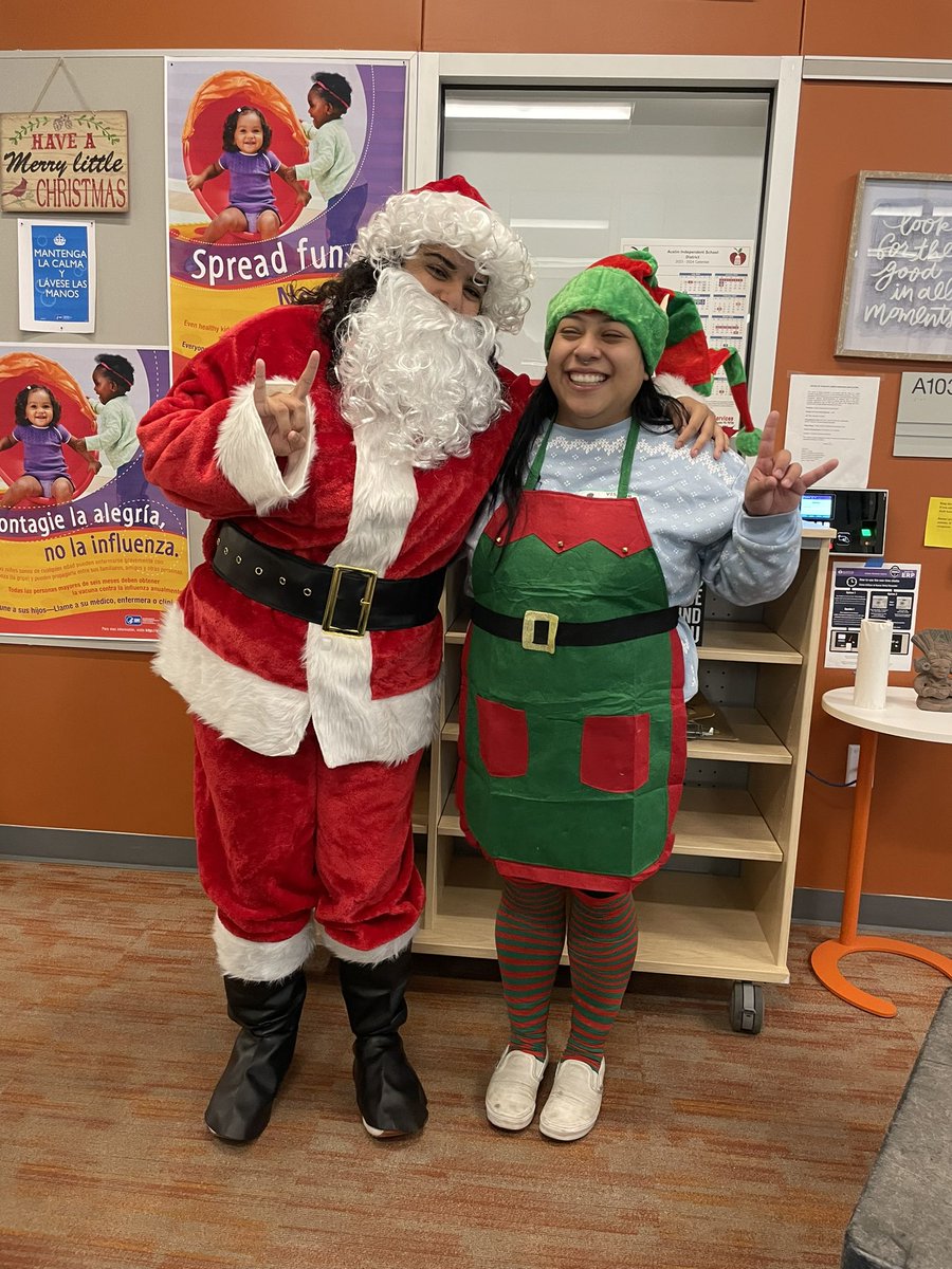 TexasKinClub1's tweet photo. Merry (early) Christmas everyone! Santa came to Austin early.. with the help of their elves all of this was made possible! 🎄🤘🏼 to many more years of keeping the tradition alive! https://t.co/LGrZozqVHt