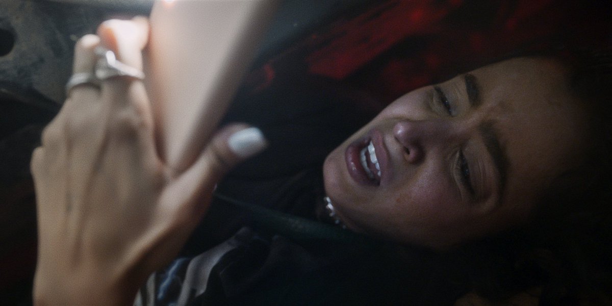 فيلم اثارة جديد أحداثه خلال ساعات فقط!

فيلم "ناقة": تدور قصته عن بنت اسمها سارة واللي ينتهي المشوار فيها بنصف الصحراء لتبدأ سباق مع الزمن في سبيل العودة والنجاة. فيلم من إخراج مشعل الجاسر 🎬