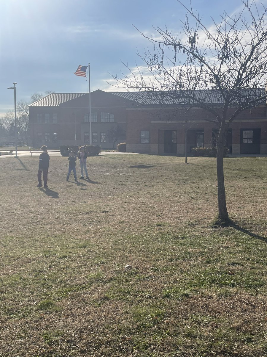 Good cafeteria behavior means our class got the silver spoon… silver spoon means we earned extra recess… extra recess means kiddos are happy! @Hamilton_LN