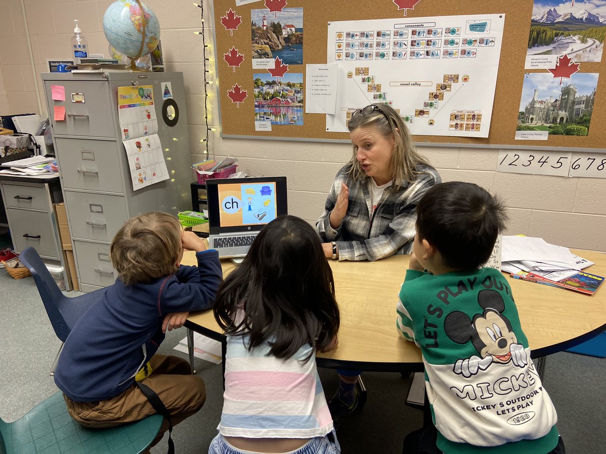 Our MLL Teacher Ms. Clarke providing intentional explicit phonics instruction with her MLL learners. Following this she engages them in topically conversation to improve their oral language. @TVDSB