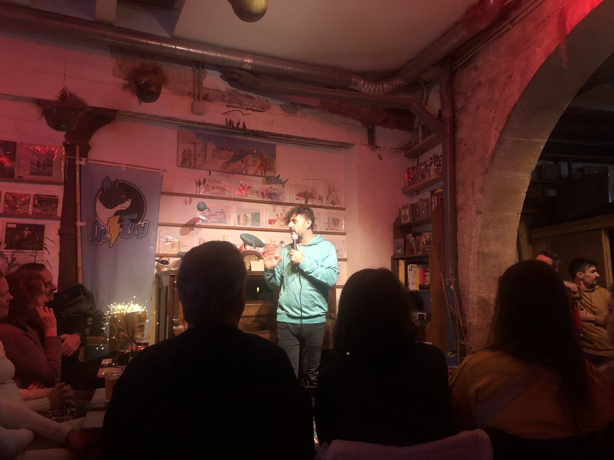 Anoche fui por primera vez a <a href="/BCNComedyClub/">BarcelonaComedyClub</a> y me lo pasé muy bien. Me eché unas buenas risas. Es un plan que recomiendo hacer en #Barcelona. Cada jueves hay cómicos diferentes. Recomiendo reservar en la web con antelación porque se agotan. Por 10€ incluye una consumición.