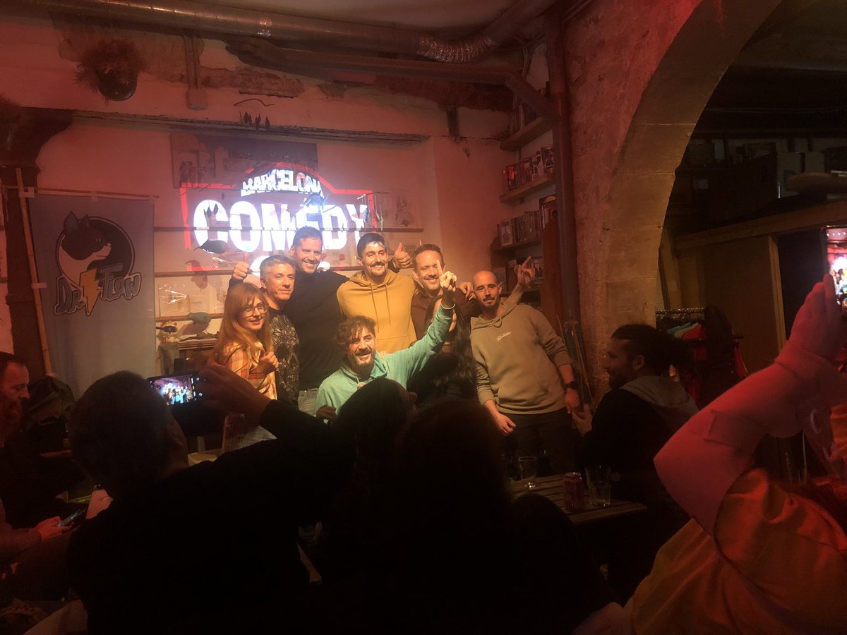 MariTriniGiner's tweet photo. Anoche fui por primera vez a @BCNComedyClub y me lo pasé muy bien. Me eché unas buenas risas. Es un plan que recomiendo hacer en #Barcelona. Cada jueves hay cómicos diferentes. Recomiendo reservar en la web con antelación porque se agotan. Por 10€ incluye una consumición. https://t.co/SawWqW9Dca