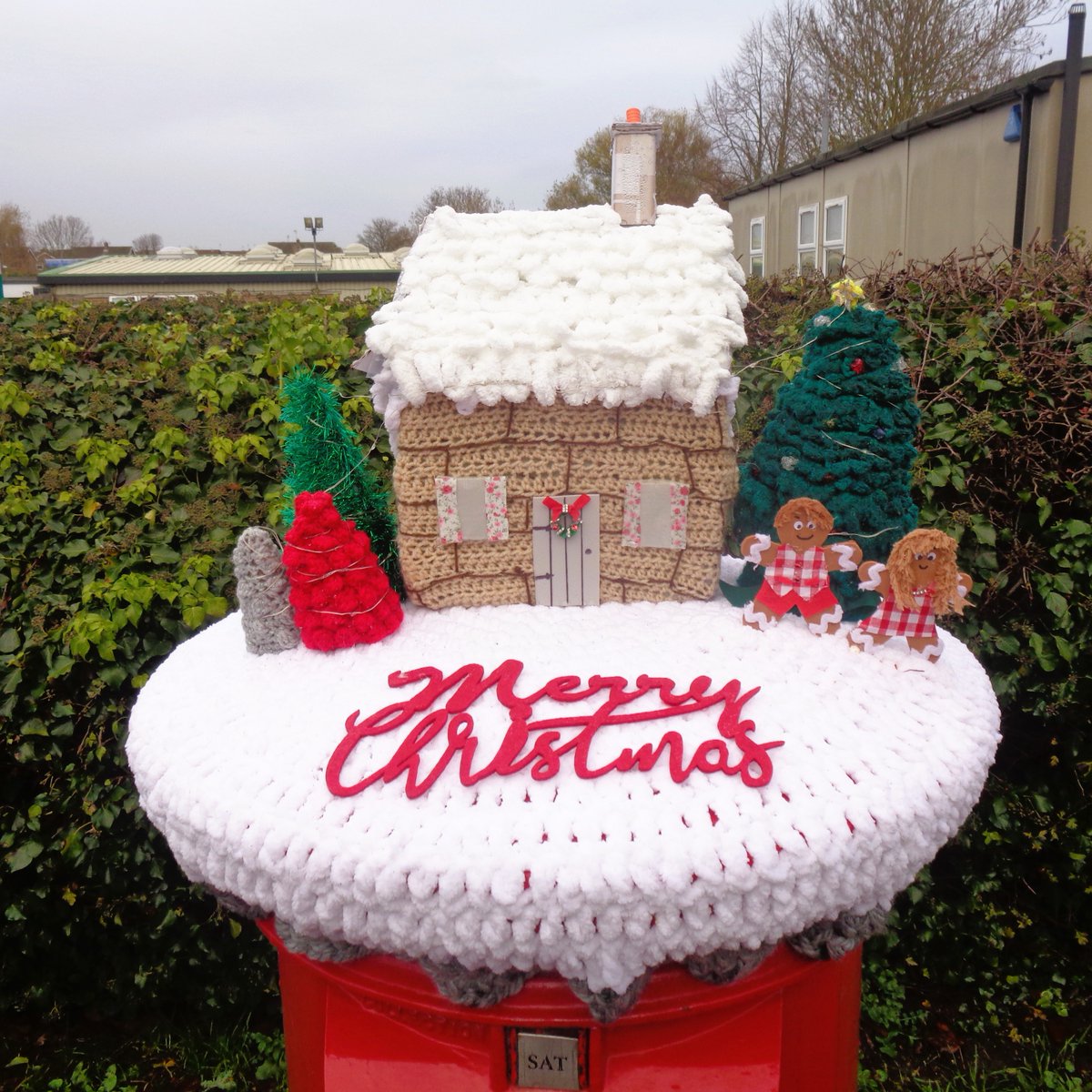 Good morning all, have a super Saturday. Spotted my first Christmas postbox topper yesterday in time for #PostboxSaturday. #Yarnbombing #Cambridgeshire