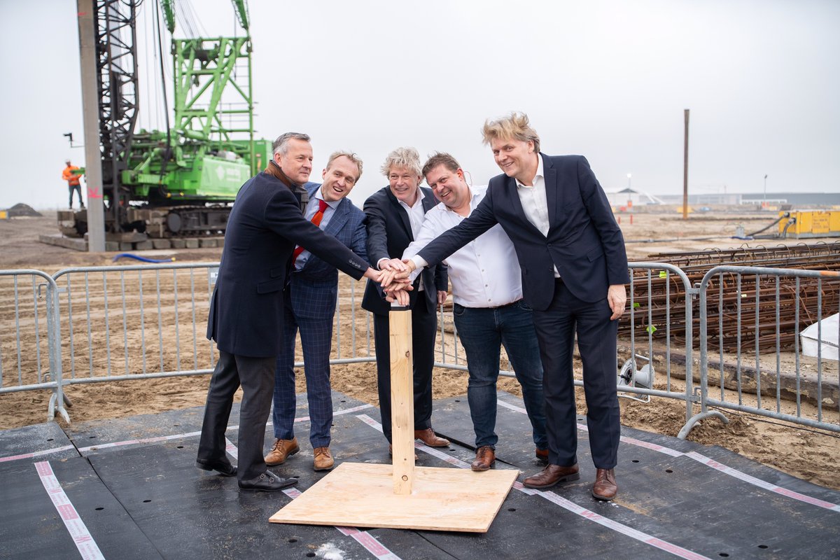 De eerste paal van de nieuwe fabriek van @Bunge Loders Croklaan zit in de grond! De nieuwe fabriek op HoogTij wordt volgens de laatste technologische standaarden gebouwd, wat resulteert in een zeer efficiënte en duurzame fabriek. Ontdek meer: portofamsterdam.com/nl/nieuws/eers…