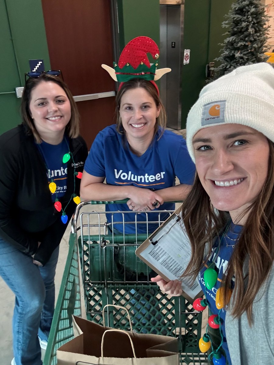GateCityBank's tweet photo. 🎅 In the spirit of The Great North Pole Week of Giving, our incredible team members volunteered to stock and organize products, pack Helpful Holiday Boxes, and complete inventory. Our hearts are bursting with joy this holiday season helping families in need! 💙 https://t.co/B7CLCJerRq