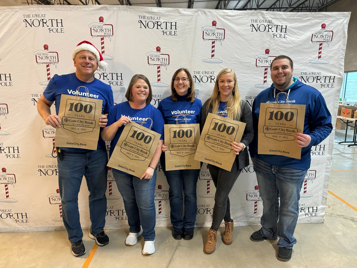 GateCityBank's tweet photo. 🎅 In the spirit of The Great North Pole Week of Giving, our incredible team members volunteered to stock and organize products, pack Helpful Holiday Boxes, and complete inventory. Our hearts are bursting with joy this holiday season helping families in need! 💙 https://t.co/B7CLCJerRq