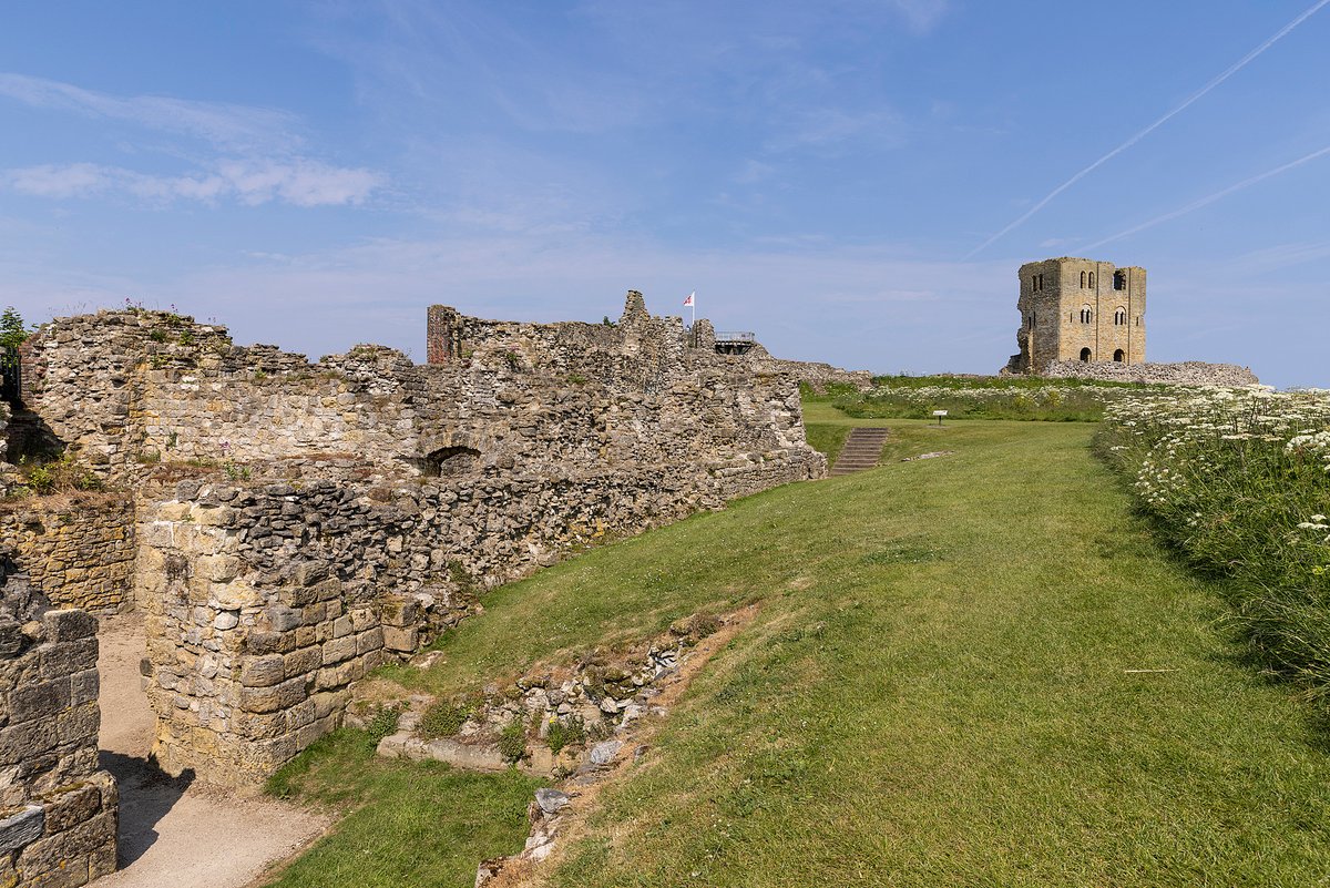 We're looking forward to a weekend of (hopefully!) sun, sea and history up at the castle 🌊✨