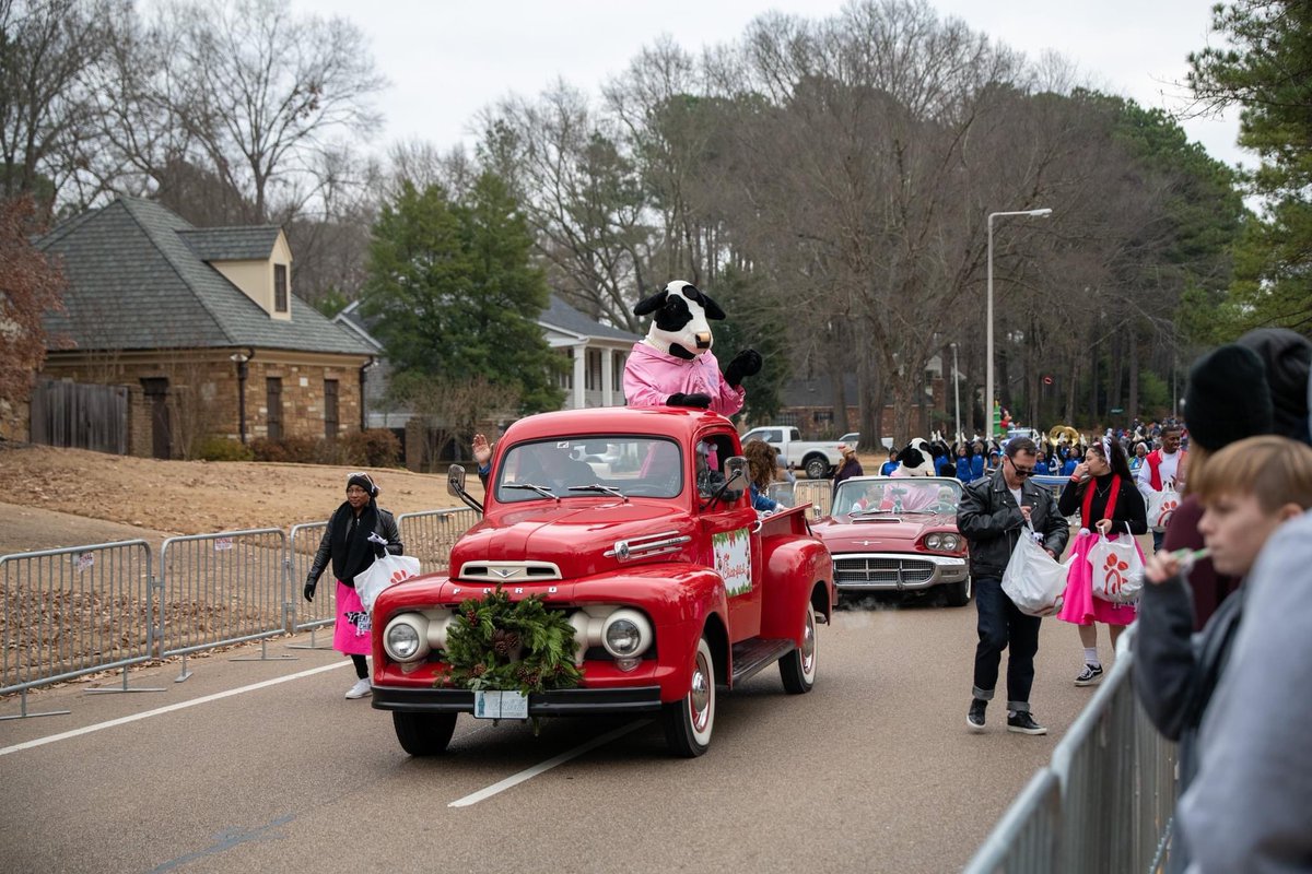 germantowntenn's tweet photo. The Germantown Holiday Parade has been MOVED to Sunday, December 10 at 2 p.m. More: https://t.co/s2wPDbeSbI https://t.co/lsAOAhyrLR