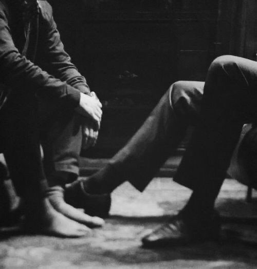 هل أكتبُ عنكَ أم إليك؟
أيّ الطريقتينِ تدفعكَ نحوي أكثر ؟