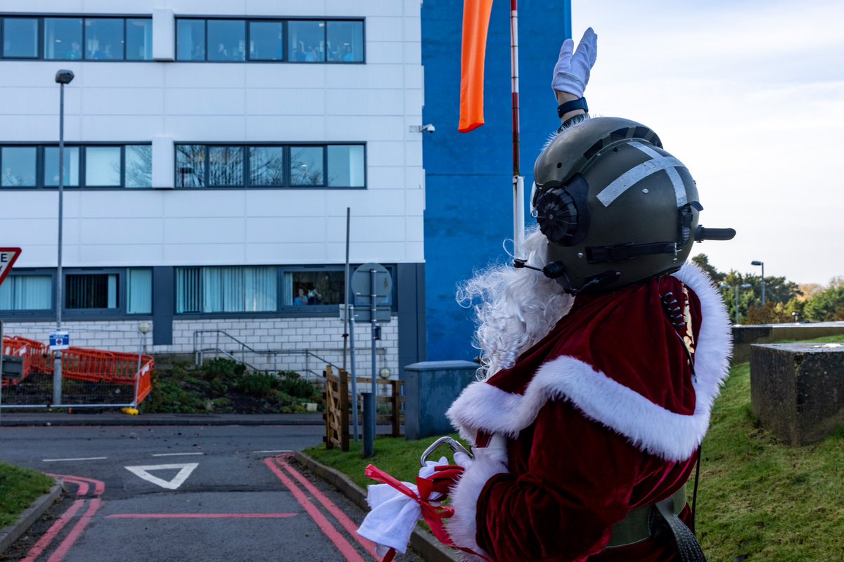 A RAF Benson Puma Helicopter from 33 Sqn, has flown #Santa to Oxfordshire Childrens Hospital to deliver over 200 presents donated by RAF Benson personnel &amp; their families, and children from over 35 local schools, in 5 years the Santa Drop has donated approximately 1000 presents