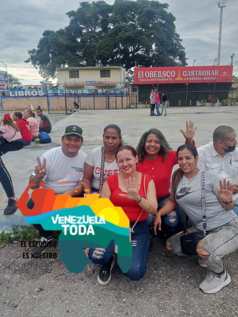 #AlMomento|| Desde la ciudad de Caracas, el pueblo Organizado y Revolucionario de #Aragua, se ha congregado para rememorar el Día de la Lealtad y el Amor a Hugo Chávez y a la Patria. <a href="/NicolasMaduro/">Nicolás Maduro</a>
<a href="/LealTelleria/">M/G Carlos Leal Tellería</a>
<a href="/Soykarinacarpio/">Karina Carpio</a>

#PatriaQueridaYEterna
