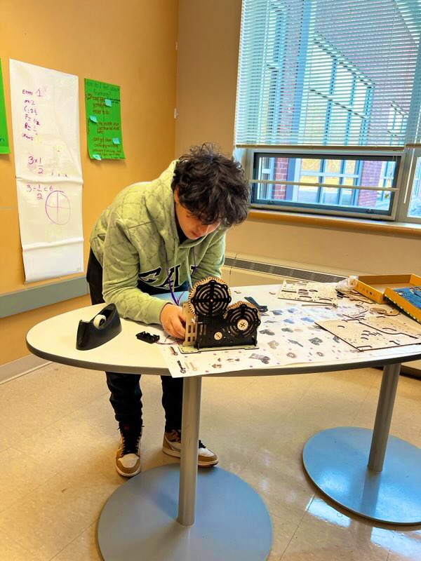 donato_piselli's tweet image. Lots of amazing opportunities for our students here at Perry Hill. Among them is clubs. Here are some of our students in Puzzle Club. This club promotes problem-solving and analyzing. Check out the pics!! #PHSClubDay #ThinkingOpportunities