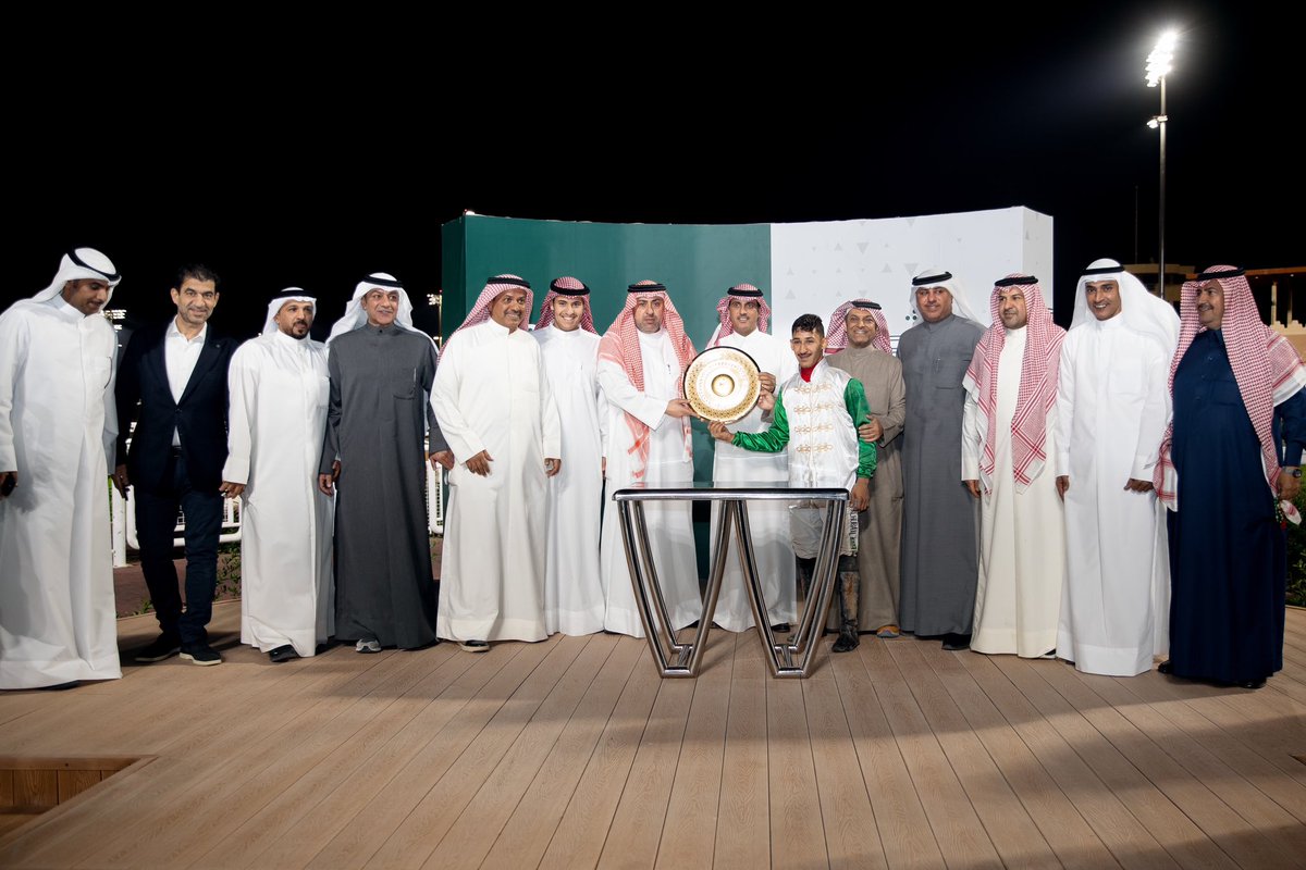 🥇الشوط الثامن  

الأستاذ/ خالد العشري المشرف على المراسم أثناء تسليم الجائزة للشيخ عبدالله حمود المالك الصباح 🥇

الفائز : فاينال ديستنيشن
المدرب : ثامر الديحاني 

ألف مبروك 🤩