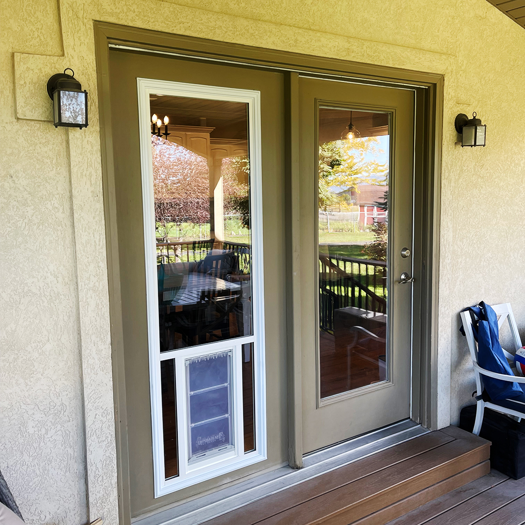 UtahPetAccess's tweet image. 🌳 Don't deny your best friend what they love most (besides you, of course, 😊) endless sniffs and wagging tails—our in-glass dog doors make it easy for your dog to soak in all the outdoor goodness. Embrace their love for the great outdoors! 🍃🐾 #PawsAndExplore #SaltLakeCityDogs