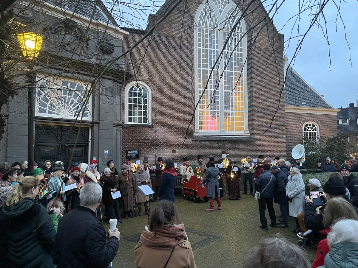 De lichtjes van de kerstboom voor de kerk in Voorburg zijn ontstoken! De gezellige kerstperiode is begonnen. College was er in z’n geheel bij, plus veel raadsleden. #gezellig