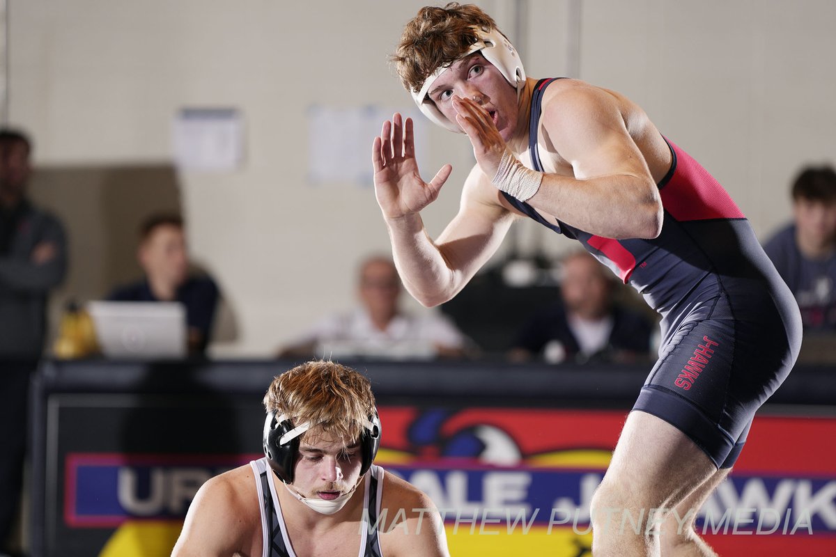 Urbandale's Gabe Carver won his 100th career victory last night to join the esteemed Century Club
@UrbandaleJHawks #JHawkNation #iahswr @JHawkWrestlers matthewputney.photoshelter.com/gallery/120723…