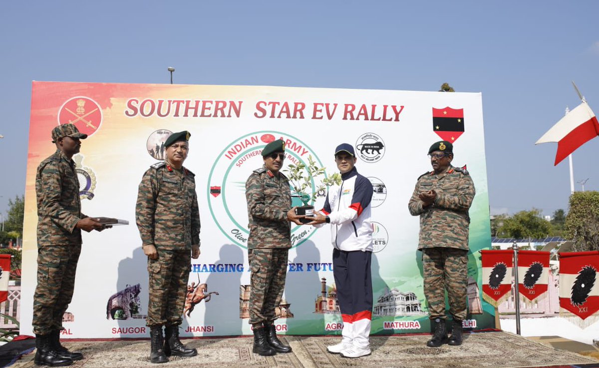 IaSouthern's tweet photo. #’Olive Green Goes Green’
Lt Gen Vipul Shinghal, GOC #SudarshanChakraCorps flagged off #SouthernStarElectricVehiclesRally comprising of 12 #Mahindra XUV 400 Electric &1 Interceptor vehicles of Praviag from #Bhopal via #Saugor upto #Mathura.
#IndianArmy
#Adgpi
#gogreen https://t.co/0zjBeaYVrf