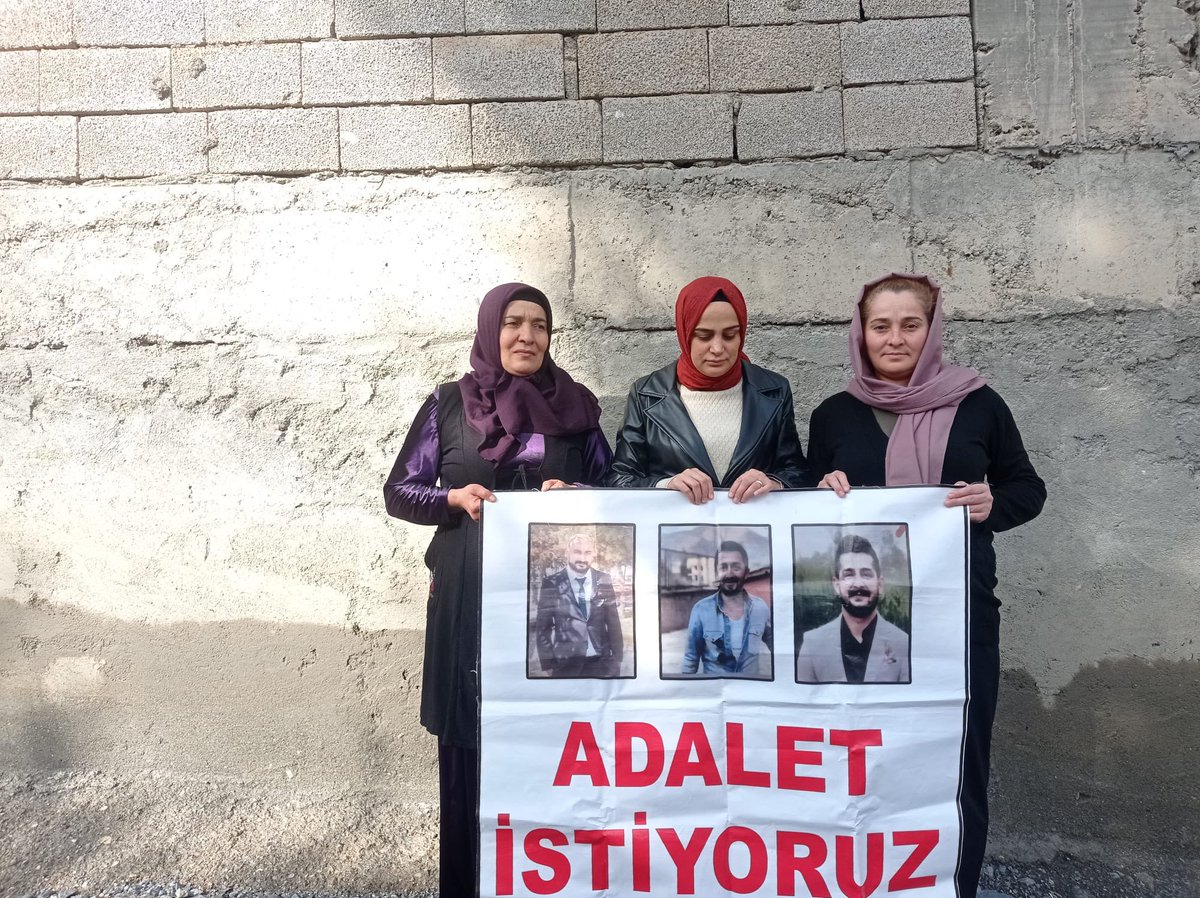 adalet_cdr's tweet photo. #hakkariliöğretmenlereadalet 
ADALET NÖBETİ 256.GÜNÜNDE DEVAM EDİYOR.
@RTErdogan @adalet_bakanlik @eczozgurozel @meral_aksener @hdpdemirtas @ihdhakkari @gergerliogluof @yilmaztunc @alicelik_64 @HakkariBarosu @barola @VanBaro @tcvanvaliligi @ihdvan @fatihportakal @szctelevizyonu https://t.co/Re3uCH0YbD