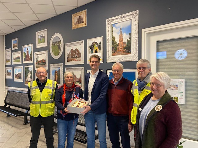 gilzerijen's tweet photo. We vieren de Dag van de vrijwilliger en verrasten onze vrijwilligersorganisaties met een gebaksbon. Ook hebben de wethouders gisteren en vandaag groepen vrijwilligers ontmoet. 🥧 https://t.co/o95yNhAb3d https://t.co/B4qGjv3m41
