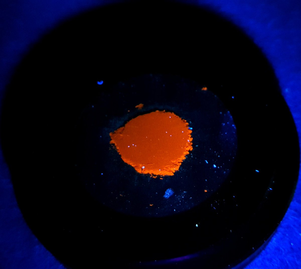 photoactive_Dus's tweet image. For #FluorescenceFruday we are showing you a Cr3+ #phosphor. Our PhD @kinik_glsm could obtain this phosphor in a single phase for further temperature-dependent #luminescent measurements! #Chromium #transitionmetal #led #red