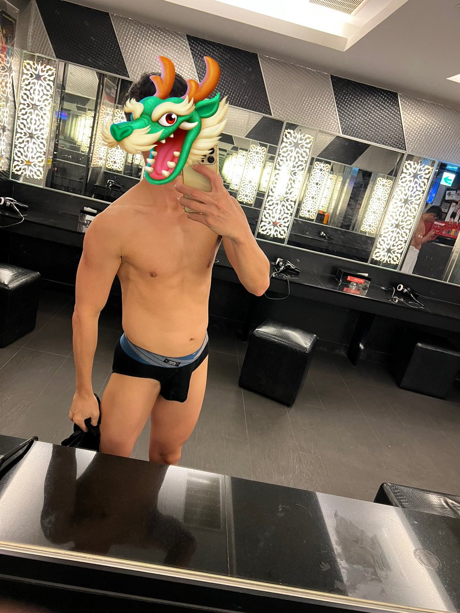 三重🥬蒸汽壞掉了沒得去
天冷 所以大家都擠在烤箱
擠到沒地方站了 ～ 我趕快衝出來🏃‍♀️

沒戴眼鏡時👓眼睛看起來超小
讓我遮一下吧