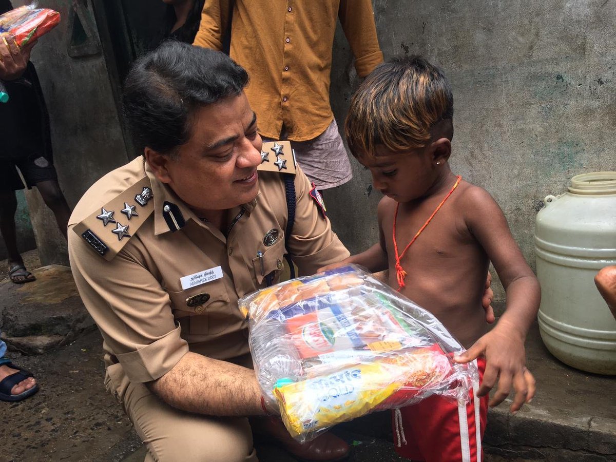 இந்த சிறுவன் எவ்வளவு ஆனந்தப்பட்டிருப்பான்? 🌀 #Michaungcyclone 🌀 Police in action. Thiruvalluvar Nagar, Flower Bazar dt. 🚣🚜🛟Tr. Abhishek Dixit IPS, JCOP North distributed packets containing essential items. 🚣🚜🛟 #ChennaiRain #Update @SandeepRRathore @R_Sudhakar_Ips…