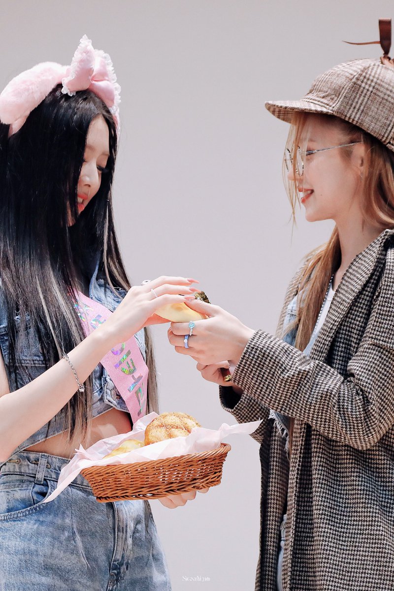 SignbYeji277's tweet photo. 🐰🐈‍⬛❤️

유나야 생일 축하해 ☺️💕

#HAPPYYUNADAY
#QueenkaYunaDay 
#우리의_첫눈_유나야_생일축하해
#유나 #YUNA #있지 #ITZY https://t.co/MFwu0PDf7r
